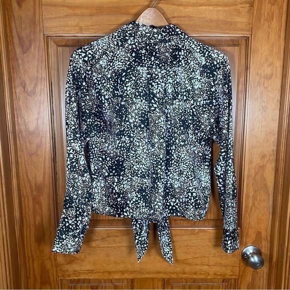 XS Like New Nine West Tie Front Patterned Buttoned Blouse - Picture 2 of 5